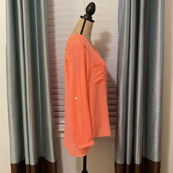 Half bottom front blouse with lace back detail and Pearl buttons - Picture 4 of 4